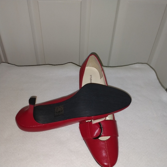 Red Buckle Accented Pump Studio 36 - Picture 2 of 3